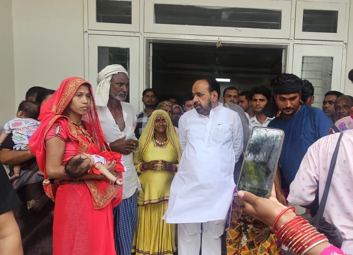 bhargav_gopal's tweet photo. सेवा ही संकल्प है

प्रत्येक रविवार की तरह आज भी गढ़ाकोटा स्थित निज निवास से चार एम्बुलेंस, मरीजों को उनके परिजनों सहित उपचार हेतु भोपाल के लिए रवाना की गईं।

आज की सेवा में विशेष रूप से दो नन्हे बच्चों —
🔹 काव्या (उम्र 2 माह), पिता श्री संजय अहिरवार, निवासी गढ़ाकोटा
🔹 सूर्या ब्यास (उम्र 8 माह), पिता श्री रामकुमार ब्यास, निवासी महाराजपुर —
को हृदय में छेद जैसी गंभीर बीमारी के कारण अत्याधुनिक उपचार हेतु अपोलो अस्पताल, इंदौर भेजा गया है, इन दोनों मासूम बच्चों का इलाज हमारे द्वारा संचालित #वेदिका_फाउंडेशन द्वारा कराया जाएगा।

हमारे द्वारा प्रत्येक रविवार नि:शुल्क एम्बुलेंस सेवा, आवास एवं भोजन की समुचित व्यवस्था मरीजों एवं उनके परिजनों के लिए की जाती है, ताकि जरूरतमंदों को बिना किसी आर्थिक बाधा के बेहतर चिकित्सा सुविधा मिल सके।

🙏 मैं ईश्वर से प्रार्थना करता हूँ कि काव्या, सूर्या सहित सभी मरीज शीघ्र पूर्णतः स्वस्थ हों और अपने परिवार के साथ सुखद जीवन व्यतीत करें।

आप सभी से अनुरोध है —
आशीर्वाद दें, प्रार्थना करें और यदि संभव हो तो इस सेवा कार्य में सहभागी बनें।