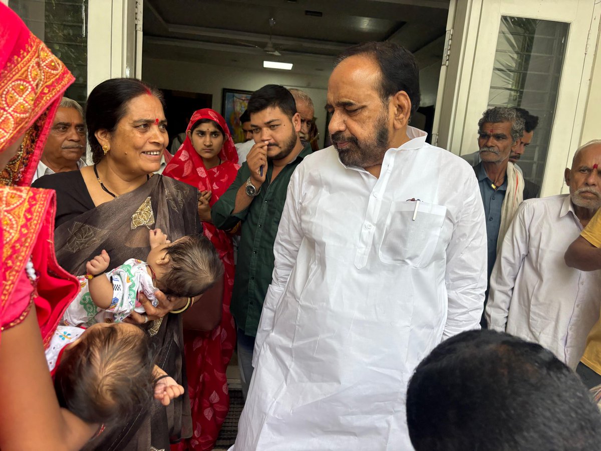 bhargav_gopal's tweet photo. सेवा ही संकल्प है

प्रत्येक रविवार की तरह आज भी गढ़ाकोटा स्थित निज निवास से चार एम्बुलेंस, मरीजों को उनके परिजनों सहित उपचार हेतु भोपाल के लिए रवाना की गईं।

आज की सेवा में विशेष रूप से दो नन्हे बच्चों —
🔹 काव्या (उम्र 2 माह), पिता श्री संजय अहिरवार, निवासी गढ़ाकोटा
🔹 सूर्या ब्यास (उम्र 8 माह), पिता श्री रामकुमार ब्यास, निवासी महाराजपुर —
को हृदय में छेद जैसी गंभीर बीमारी के कारण अत्याधुनिक उपचार हेतु अपोलो अस्पताल, इंदौर भेजा गया है, इन दोनों मासूम बच्चों का इलाज हमारे द्वारा संचालित #वेदिका_फाउंडेशन द्वारा कराया जाएगा।

हमारे द्वारा प्रत्येक रविवार नि:शुल्क एम्बुलेंस सेवा, आवास एवं भोजन की समुचित व्यवस्था मरीजों एवं उनके परिजनों के लिए की जाती है, ताकि जरूरतमंदों को बिना किसी आर्थिक बाधा के बेहतर चिकित्सा सुविधा मिल सके।

🙏 मैं ईश्वर से प्रार्थना करता हूँ कि काव्या, सूर्या सहित सभी मरीज शीघ्र पूर्णतः स्वस्थ हों और अपने परिवार के साथ सुखद जीवन व्यतीत करें।

आप सभी से अनुरोध है —
आशीर्वाद दें, प्रार्थना करें और यदि संभव हो तो इस सेवा कार्य में सहभागी बनें।