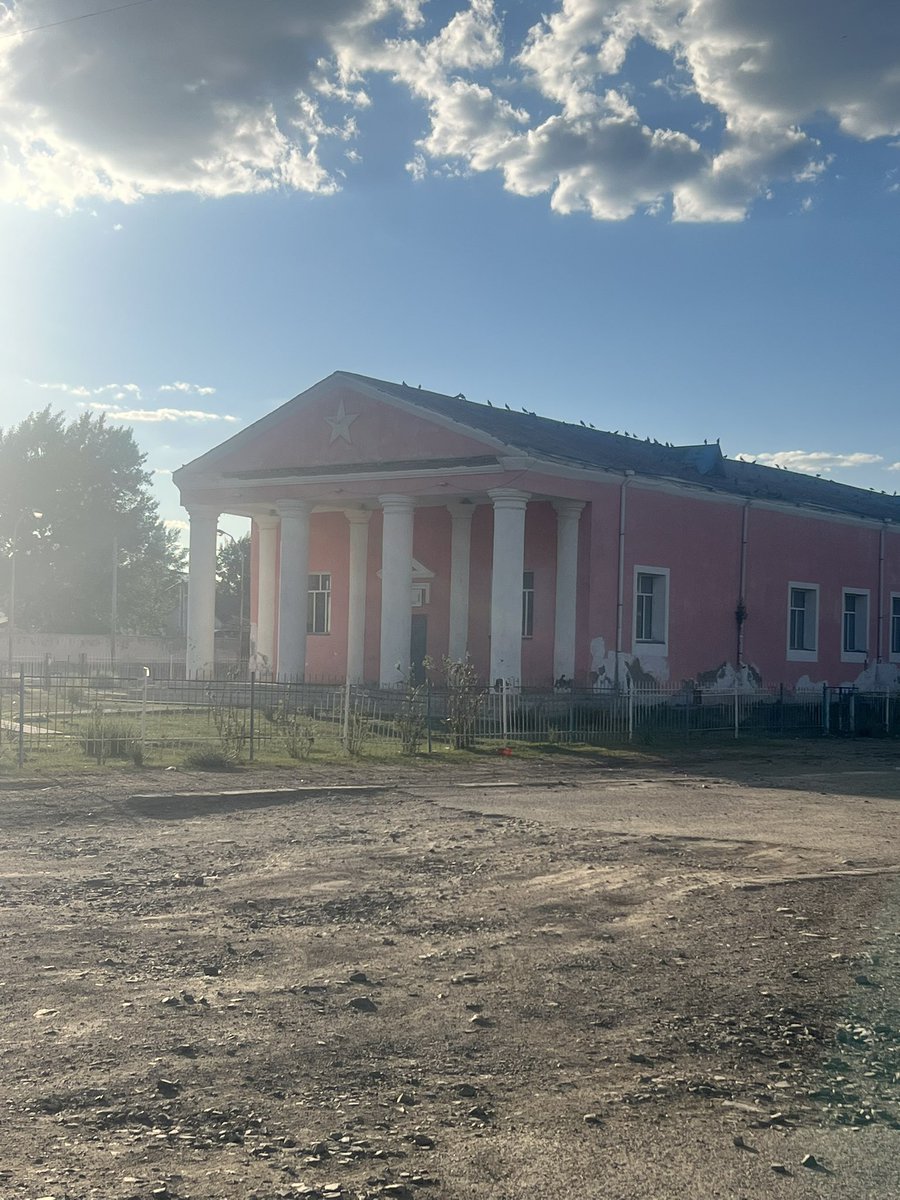 Пүүжээ ах сумын көлөөбт бүжиг болохоор очиж жянкан эргэлддэг гэсийшшд🤪
Хүүхнүүд нурж унадаг ч гэнэ үү мидкүү ээ

Өөрөө л тэгсийшш🤣