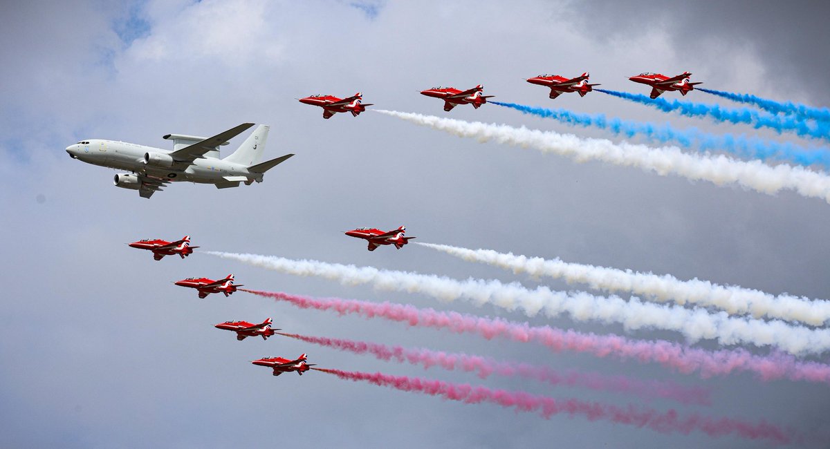UKForcesTracker's tweet image. RAF's brand new Wedgetail AEW Mk.1 aircraft seen making it's airshow debut at the Royal International Air Tattoo (RIAT) 2025.
Flanked by 9 Red Arrows.
(Src/img: @DefenceES)