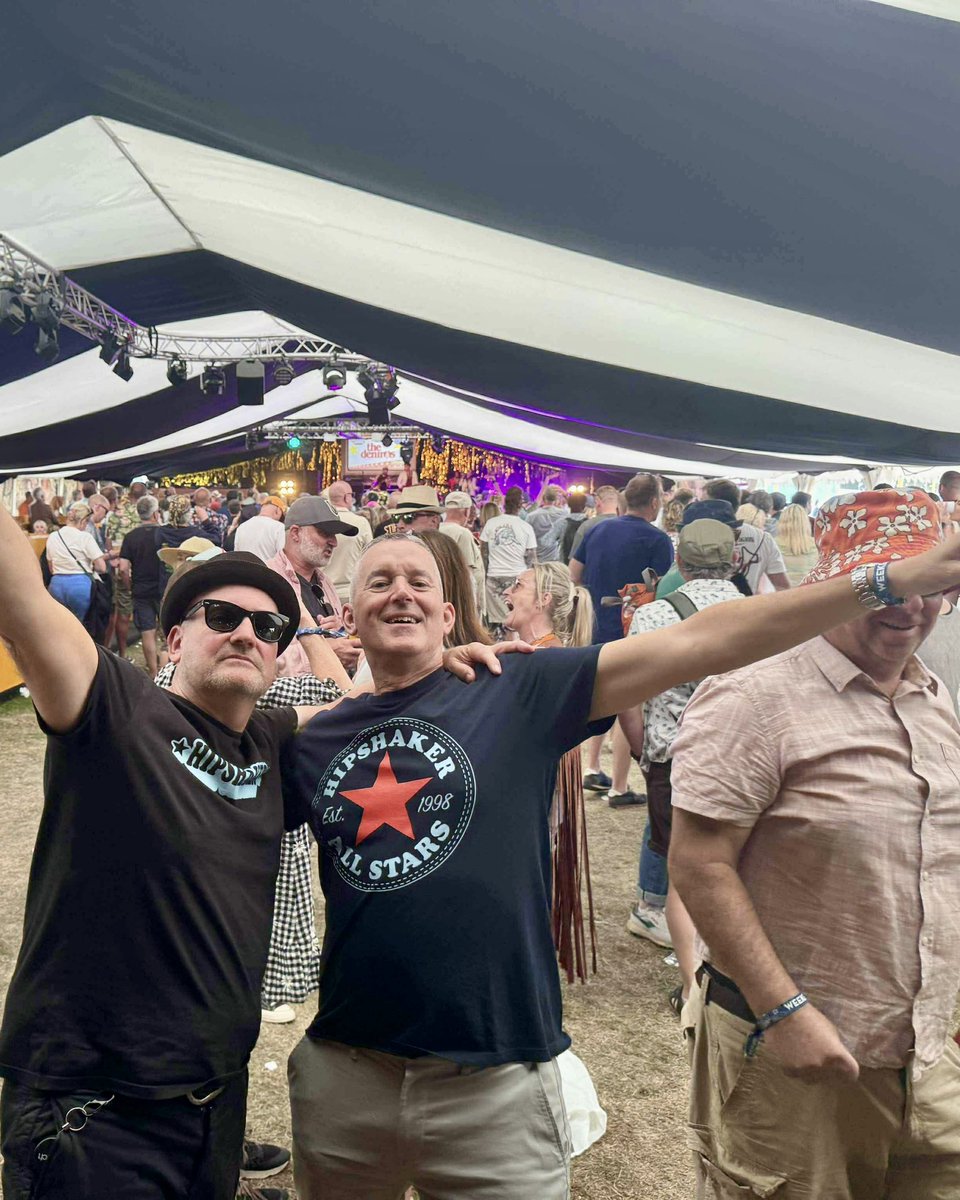 Ian &amp; Paul in  The Hipshaker Lounge at this year’s Isle of Wight Festival … logo and all stars tees … great support 🍻😁
As ever, if you want one pay Sound is Colour a visit … if you’ve got one, send us a pic!

soundiscolour.com/collections/hi…