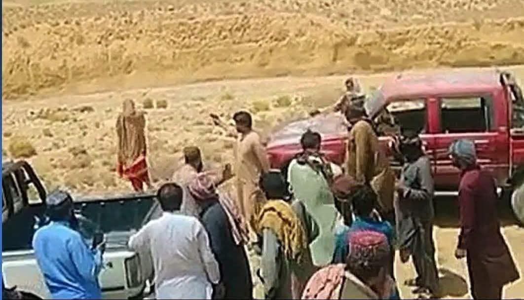GulzarAhmadJUI's tweet image. اتنے ڈھیر سارے بے غیرتوں کے ہجوم میں وہ اکیلی ہی غیرت مند تھی اور بہادر بھی