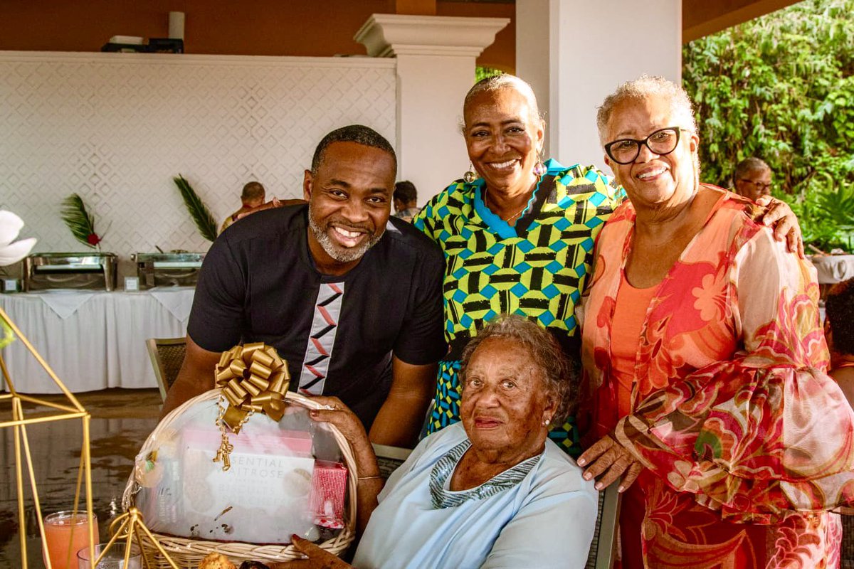 BermudaPremier's tweet image. Wishing Ms. Bernice Winifred Smith a happy 100th birthday. I joined her, along with Area MP and Deputy Speaker Lovitta Foggo, to celebrate this milestone. On behalf of the Government and people of Bermuda, I extend sincere congratulations.