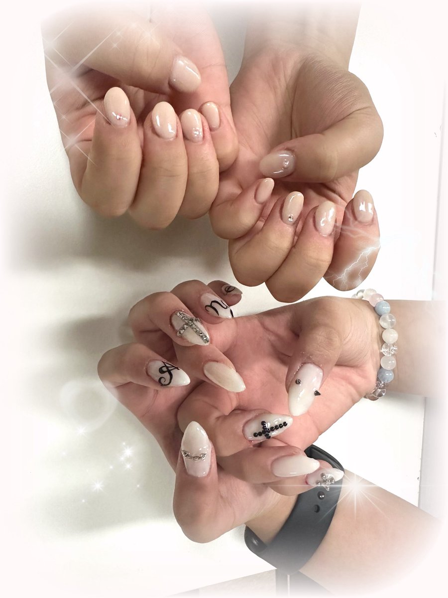 ch4er11's tweet image. 친구들 네일 해주기 햇서욤