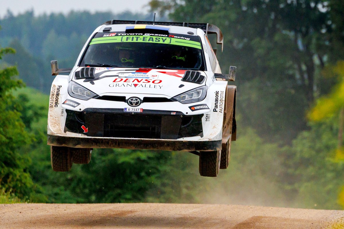 SoyMotor's tweet image. 🍾 ¡Victoria sensacional de Oliver Solberg en el Rally de Estonia! 🇪🇪

🥇 El sueco no subía a un Rally1 desde 2022... y ha ganado en su primera participación con Toyota en la máxima categoría 👏

🆙 Ott Tänak, segundo, se coloca líder del campeonato

#WRC #RallyEstonia