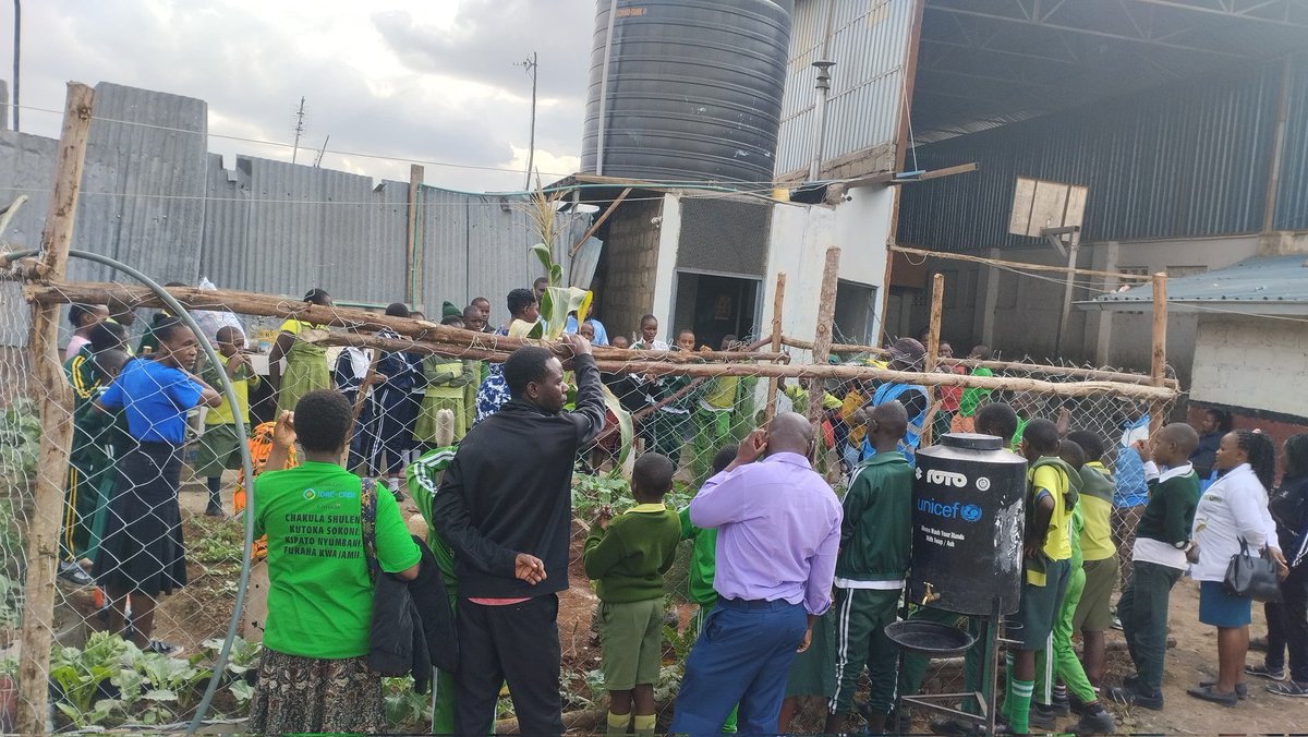 ShakurNjeru1's tweet image. Pupils, parents & teachers joined us in the garden to plan for better school food! Under the CHEeFs
We planted greens, talked soil health, & launched the Young Food Systems Champions in Mukuru.
We鈥檙e ready to scale support us!
#RightToFood #SchoolFeeding @aphrc @Zero_Hunger_Ke