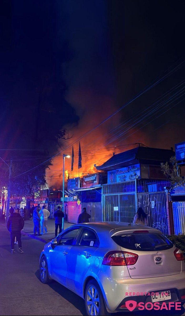 Esta madrugada nuestra institución respondió a dos Alarmas de incendios ocurridas en la comuna de La Florida. Se trató de fuego en locales comerciales. 

Ambos siniestros fueron controlados por nuestro personal.