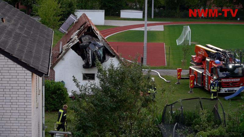MaikSchmidie's tweet photo. In Bohmte LK Osnabrück

Ein im Haus spielendes Kind wurde schwer verletzt, 5 Personen im PKW, darunter 3 Kinder im Alter von 11, 12 und 13 werden verletzt von Rettungskräften aus dem Fahrzeug geholt -

Grund: vermutlich überhöhte Geschwindigkeit

https://t.co/vQDHDuyQsz https://t.co/VkfHoZfpNB