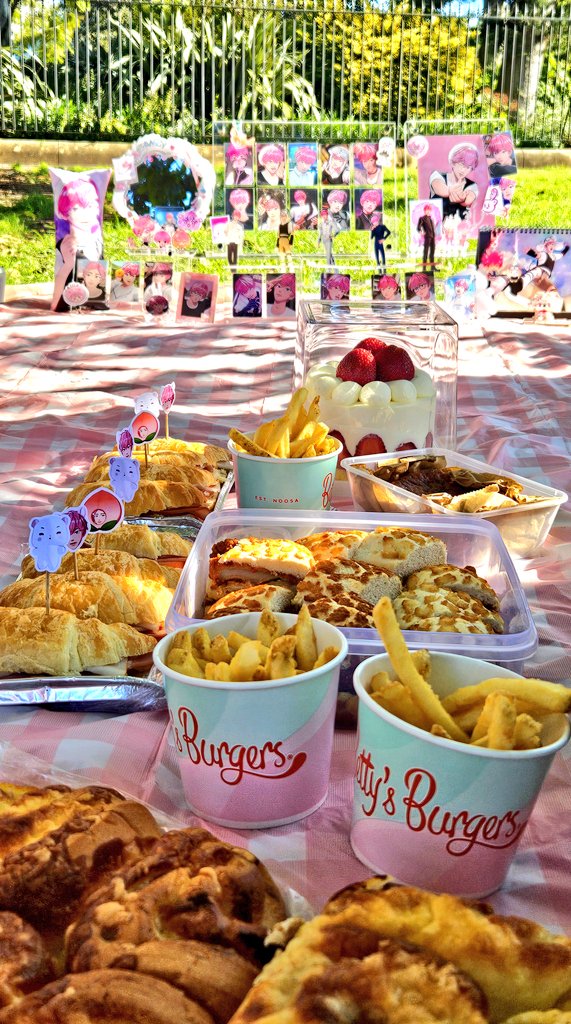bamby_heart's tweet photo. Yesterday aussie sydney pllis had a belated celebration for Bamby's birthday ! 🇦🇺🎂 We had a picnic and painted these lil pots for our MMMM babies !! 😆 It was so fun! I'm always so thankful to celebrate my plave boys with australian syd pllis 🥹🩷 #PLAVE #플레이브  #Bamby #밤비 https://t.co/zoc7SZKFhN