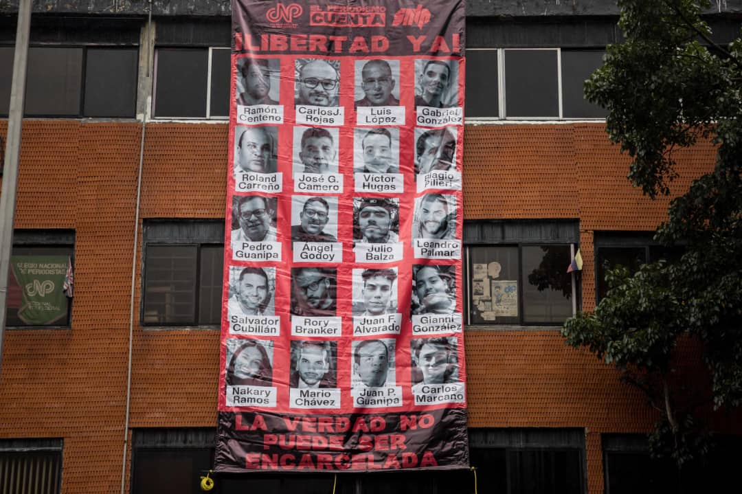 cnpven's tweet image. Seguimos esperando porque entre los nombres que faltan por dar a conocer entre las excarcelaciones esten nuestros 20 periodistas y trabajadores de los medios presos. Aunque sabemos que cada persona detenida por expresarse,opinar,disentir,trabajar,ser político no es delito.