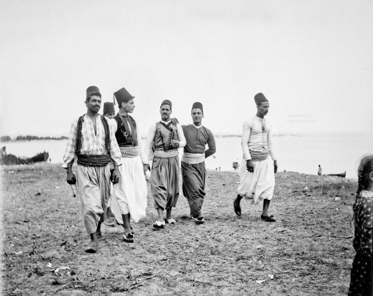 MuhacirEfendi's tweet image. Our ancestors: poor, one bad harvest away from starvation, often illiterate
Yet they dressed in natural, culturally relevant, well fitting clothing
Us today: Richer than ever before, never more secure or more educated
So what’s our excuse for wearing ill fitting plastic⁉️