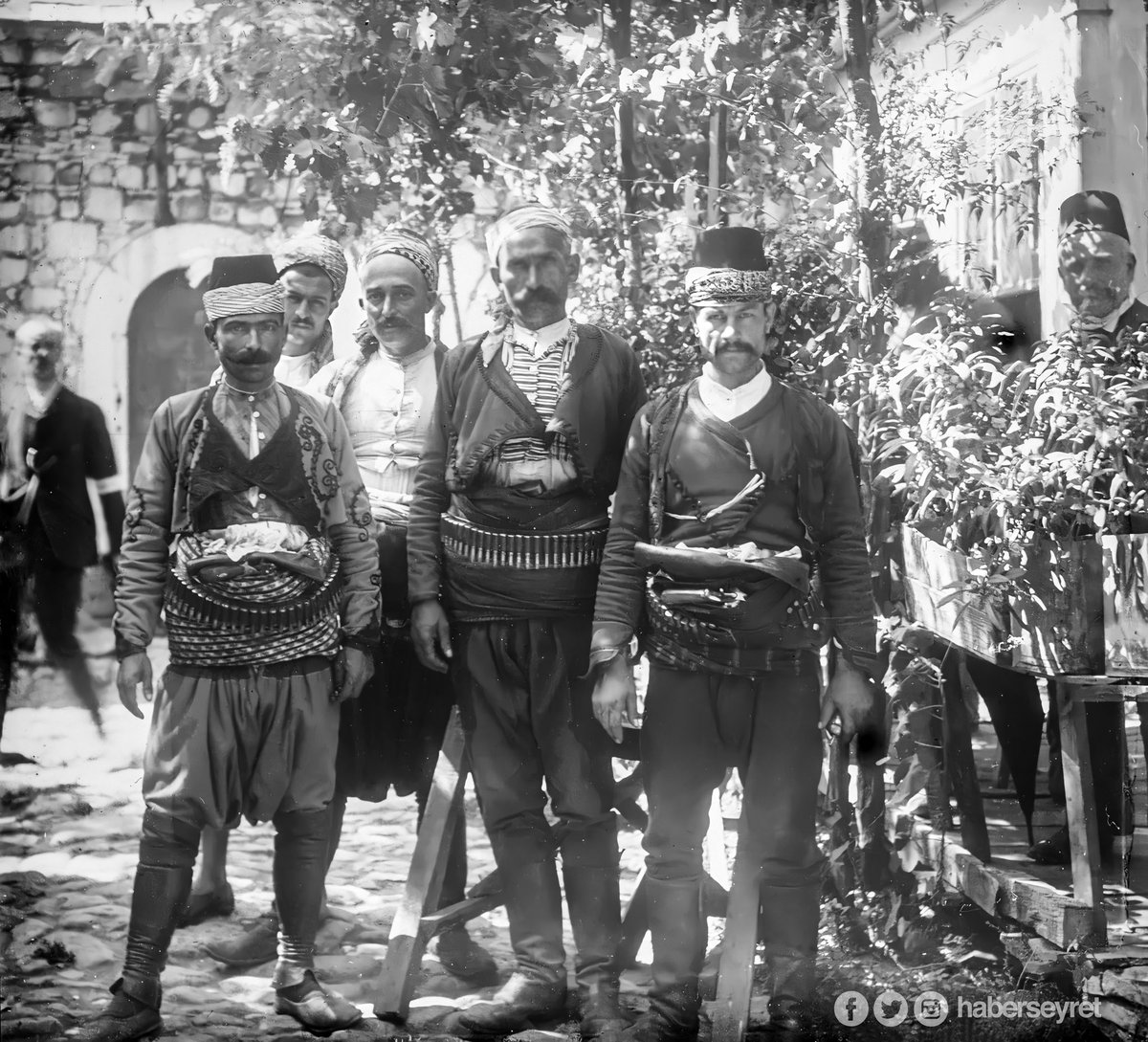 MuhacirEfendi's tweet image. Our ancestors: poor, one bad harvest away from starvation, often illiterate
Yet they dressed in natural, culturally relevant, well fitting clothing
Us today: Richer than ever before, never more secure or more educated
So what’s our excuse for wearing ill fitting plastic⁉️