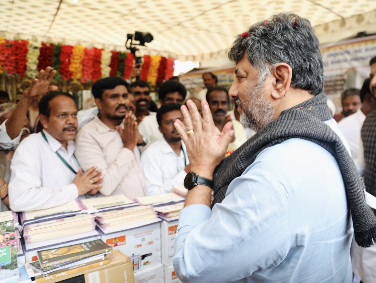 DKShivakumar's tweet photo. ಹೊಸಕೋಟೆ ತಾಲ್ಲೂಕಿನಲ್ಲಿ 6000 ಜನರಿಗೆ ಸ್ವತ್ತಿನ ದಾಖಲೆಗಳನ್ನು ನೀಡಿದ್ದೇವೆ

ಇಂದು ಹೊಸಕೋಟೆಯಲ್ಲಿ ಏರ್ಪಡಿಸಿದ್ದ ಇ-ಸ್ವತ್ತು ಮತ್ತು ಹಕ್ಕುಪತ್ರ ವಿತರಣೆ ಹಾಗೂ ವಿವಿಧ ಯೋಜನೆಗಳ ಫಲಾನುಭವಿಗಳಿಗೆ ಸೌಲಭ್ಯ ವಿತರಣಾ ಕಾರ್ಯಕ್ರಮದಲ್ಲಿ ಪಾಲ್ಗೊಂಡು, ಮಾತನಾಡಿದೆ.

140 ಶಾಸಕರ ಬಲದೊಂದಿಗೆ ರಾಜ್ಯದಲ್ಲಿ ಕಾಂಗ್ರೆಸ್‌ ಸರ್ಕಾರ ಬಲಿಷ್ಠವಾಗಿದೆ. ಯೋಗಕ್ಕಿಂತ ಯೋಗಕ್ಷೇಮ ಮುಖ್ಯ ಎಂಬುದನ್ನು ನಮ್ಮ ಹಿರಿಯರು ಹೇಳಿದ್ದಾರೆ. ಹೊಸಕೋಟೆ ತಾಲೂಕಿನಲ್ಲಿ ಇವತ್ತು 6000 ಜನರಿಗೆ ಸ್ವತ್ತಿನ ದಾಖಲೆಯನ್ನು ನೀಡಿದ್ದೇವೆ. ಈ ಹಿಂದೆ ಭೂ ಮಾಲೀಕತ್ವ ಇಲ್ಲದ 1 ಲಕ್ಷಕ್ಕೂ ಹೆಚ್ಚು ಜನರಿಗೆ ಹಕ್ಕುಪತ್ರ ವಿತರಣೆ ಮಾಡಿದ್ದೇವೆ. ಬೆಂಗಳೂರು ನಗರದಲ್ಲಿ ಬಿಬಿಎಂಪಿ ನೀಡಿರುವ ಎಲ್ಲಾ ಬಿ - ಖಾತಾಗಳಿಗೆ ಎ ಖಾತಾ ಮಾನ್ಯತೆ ನೀಡುವ ತೀರ್ಮಾನವನ್ನು ಮಾಡಿದ್ದೇವೆ. ರೈತರ ಪಂಪ್‌ಸೆಟ್‌ಗೆ ವಿದ್ಯುತ್ ಪೂರೈಸಲು 19 ಸಾವಿರ ಕೋಟಿ ರೂ. ಹಣವನ್ನು ನೀಡುತ್ತಿದ್ದೇವೆ.

7 ಜಿಲ್ಲೆಗಳಿಗೆ ಕುಡಿಯುವ ನೀರು ಪೂರೈಸುವ ಎತ್ತಿನಹೊಳೆ ಯೋಜನೆಯ ಕಾಮಗಾರಿ ಸ್ಥಳಕ್ಕೆ ಸಚಿವರಾದ ಮುನಿಯಪ್ಪ ಅವರೊಂದಿಗೆ ಭೇಟಿ ನೀಡಿ, ಕಾಮಗಾರಿಯ ಪ್ರಗತಿ ಪರಿಶೀಲನೆ ನಡೆಸಿದ್ದೇವೆ. ವಿಶ್ವದಲ್ಲೇ ಅತಿ ಎತ್ತರದ ಅಕ್ವೆಡಕ್ಟ್‌ ಎಂಬ ಹೆಗ್ಗಳಿಕೆಗೆ ಎತ್ತಿನಹೊಳೆ ಯೋಜನೆಯ ಅಕ್ವೆಡಕ್ಟ್‌  ಪಾತ್ರವಾಗಿದೆ. ಸುಮಾರು 10.5 ಕಿ.ಮೀ. ಉದ್ದದ ಅಕ್ವೆಡಕ್ಟ್‌ ಮೂಲಕ 3,300 ಕ್ಯುಸೆಕ್ ನೀರನ್ನು ಸಾಗಿಸುವ ಗುರಿ ಇದೆ. ಈ ಯೋಜನೆ ಇಡೀ ದೇಶಕ್ಕೆ ಮಾದರಿಯಾಗಿದೆ. 2027ರ ಒಳಗೆ ಎತ್ತಿನಹೊಳೆ ಯೋಜನೆಯನ್ನು ಪೂರ್ಣಗೊಳಿಸಲು ನಮ್ಮ ಸರ್ಕಾರ ಬದ್ಧವಿದೆ.

ನಮ್ಮ ಸರ್ಕಾರ ಇಷ್ಟೆಲ್ಲಾ ಅಭಿವೃದ್ಧಿ ಕೆಲಸಗಳನ್ನು ಮಾಡುತ್ತಿರುವಾಗ, ಬಿಜೆಪಿಯವರ ಸಾಧನೆಯೇನು? ಅಡುಗೆ ಅನಿಲದ ಬೆಲೆ ಇಂದು ಗಗನಕ್ಕೆ ಹೋಗಿದೆ. ಜಿಎಸ್‌ಟಿ ಹೆಸರಿನಲ್ಲಿ ತರಕಾರಿ, ಎಳನೀರು ಮಾರುವವನಿಗೂ ನೋಟಿಸ್‌ ನೀಡಲಾಗುತ್ತಿದೆ. ಬಿಜೆಪಿಯವರು ಜಿಎಸ್‌ಟಿ ತಂದು ಬಡವರಿಗೆ ತೊಂದರೆ ಕೊಡುವ ಕೆಲಸ ಮಾಡುತ್ತಿದ್ದಾರೆ.