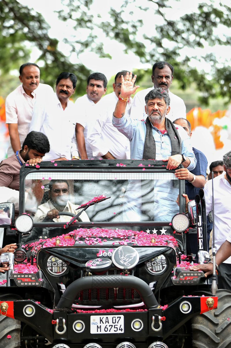 DKShivakumar's tweet photo. ಹೊಸಕೋಟೆ ತಾಲ್ಲೂಕಿನಲ್ಲಿ 6000 ಜನರಿಗೆ ಸ್ವತ್ತಿನ ದಾಖಲೆಗಳನ್ನು ನೀಡಿದ್ದೇವೆ

ಇಂದು ಹೊಸಕೋಟೆಯಲ್ಲಿ ಏರ್ಪಡಿಸಿದ್ದ ಇ-ಸ್ವತ್ತು ಮತ್ತು ಹಕ್ಕುಪತ್ರ ವಿತರಣೆ ಹಾಗೂ ವಿವಿಧ ಯೋಜನೆಗಳ ಫಲಾನುಭವಿಗಳಿಗೆ ಸೌಲಭ್ಯ ವಿತರಣಾ ಕಾರ್ಯಕ್ರಮದಲ್ಲಿ ಪಾಲ್ಗೊಂಡು, ಮಾತನಾಡಿದೆ.

140 ಶಾಸಕರ ಬಲದೊಂದಿಗೆ ರಾಜ್ಯದಲ್ಲಿ ಕಾಂಗ್ರೆಸ್‌ ಸರ್ಕಾರ ಬಲಿಷ್ಠವಾಗಿದೆ. ಯೋಗಕ್ಕಿಂತ ಯೋಗಕ್ಷೇಮ ಮುಖ್ಯ ಎಂಬುದನ್ನು ನಮ್ಮ ಹಿರಿಯರು ಹೇಳಿದ್ದಾರೆ. ಹೊಸಕೋಟೆ ತಾಲೂಕಿನಲ್ಲಿ ಇವತ್ತು 6000 ಜನರಿಗೆ ಸ್ವತ್ತಿನ ದಾಖಲೆಯನ್ನು ನೀಡಿದ್ದೇವೆ. ಈ ಹಿಂದೆ ಭೂ ಮಾಲೀಕತ್ವ ಇಲ್ಲದ 1 ಲಕ್ಷಕ್ಕೂ ಹೆಚ್ಚು ಜನರಿಗೆ ಹಕ್ಕುಪತ್ರ ವಿತರಣೆ ಮಾಡಿದ್ದೇವೆ. ಬೆಂಗಳೂರು ನಗರದಲ್ಲಿ ಬಿಬಿಎಂಪಿ ನೀಡಿರುವ ಎಲ್ಲಾ ಬಿ - ಖಾತಾಗಳಿಗೆ ಎ ಖಾತಾ ಮಾನ್ಯತೆ ನೀಡುವ ತೀರ್ಮಾನವನ್ನು ಮಾಡಿದ್ದೇವೆ. ರೈತರ ಪಂಪ್‌ಸೆಟ್‌ಗೆ ವಿದ್ಯುತ್ ಪೂರೈಸಲು 19 ಸಾವಿರ ಕೋಟಿ ರೂ. ಹಣವನ್ನು ನೀಡುತ್ತಿದ್ದೇವೆ.

7 ಜಿಲ್ಲೆಗಳಿಗೆ ಕುಡಿಯುವ ನೀರು ಪೂರೈಸುವ ಎತ್ತಿನಹೊಳೆ ಯೋಜನೆಯ ಕಾಮಗಾರಿ ಸ್ಥಳಕ್ಕೆ ಸಚಿವರಾದ ಮುನಿಯಪ್ಪ ಅವರೊಂದಿಗೆ ಭೇಟಿ ನೀಡಿ, ಕಾಮಗಾರಿಯ ಪ್ರಗತಿ ಪರಿಶೀಲನೆ ನಡೆಸಿದ್ದೇವೆ. ವಿಶ್ವದಲ್ಲೇ ಅತಿ ಎತ್ತರದ ಅಕ್ವೆಡಕ್ಟ್‌ ಎಂಬ ಹೆಗ್ಗಳಿಕೆಗೆ ಎತ್ತಿನಹೊಳೆ ಯೋಜನೆಯ ಅಕ್ವೆಡಕ್ಟ್‌  ಪಾತ್ರವಾಗಿದೆ. ಸುಮಾರು 10.5 ಕಿ.ಮೀ. ಉದ್ದದ ಅಕ್ವೆಡಕ್ಟ್‌ ಮೂಲಕ 3,300 ಕ್ಯುಸೆಕ್ ನೀರನ್ನು ಸಾಗಿಸುವ ಗುರಿ ಇದೆ. ಈ ಯೋಜನೆ ಇಡೀ ದೇಶಕ್ಕೆ ಮಾದರಿಯಾಗಿದೆ. 2027ರ ಒಳಗೆ ಎತ್ತಿನಹೊಳೆ ಯೋಜನೆಯನ್ನು ಪೂರ್ಣಗೊಳಿಸಲು ನಮ್ಮ ಸರ್ಕಾರ ಬದ್ಧವಿದೆ.

ನಮ್ಮ ಸರ್ಕಾರ ಇಷ್ಟೆಲ್ಲಾ ಅಭಿವೃದ್ಧಿ ಕೆಲಸಗಳನ್ನು ಮಾಡುತ್ತಿರುವಾಗ, ಬಿಜೆಪಿಯವರ ಸಾಧನೆಯೇನು? ಅಡುಗೆ ಅನಿಲದ ಬೆಲೆ ಇಂದು ಗಗನಕ್ಕೆ ಹೋಗಿದೆ. ಜಿಎಸ್‌ಟಿ ಹೆಸರಿನಲ್ಲಿ ತರಕಾರಿ, ಎಳನೀರು ಮಾರುವವನಿಗೂ ನೋಟಿಸ್‌ ನೀಡಲಾಗುತ್ತಿದೆ. ಬಿಜೆಪಿಯವರು ಜಿಎಸ್‌ಟಿ ತಂದು ಬಡವರಿಗೆ ತೊಂದರೆ ಕೊಡುವ ಕೆಲಸ ಮಾಡುತ್ತಿದ್ದಾರೆ.