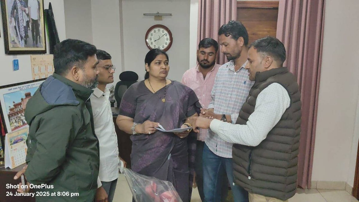 DrRajendra_kb12's tweet photo. सीएचओ है तो मुमकिन है"
"हर गांव- हर घर में स्वास्थ्य सेवा का सपना हुआ पूरा"
लेकिन GOI अनुसार 11000 CHO का नियमितीकरण का सपना है अधूरा।
#CHO_को_नियमित_करो 
@GajendraKhimsar @BJP4Rajasthan @IndiraMeena_ @BhajanlalBjp @KumariDiya @DrPremBairwa 
#MLHP_CHO_4800_ग्रेड_पे_नियमितीकरण https://t.co/GZZH680jZA