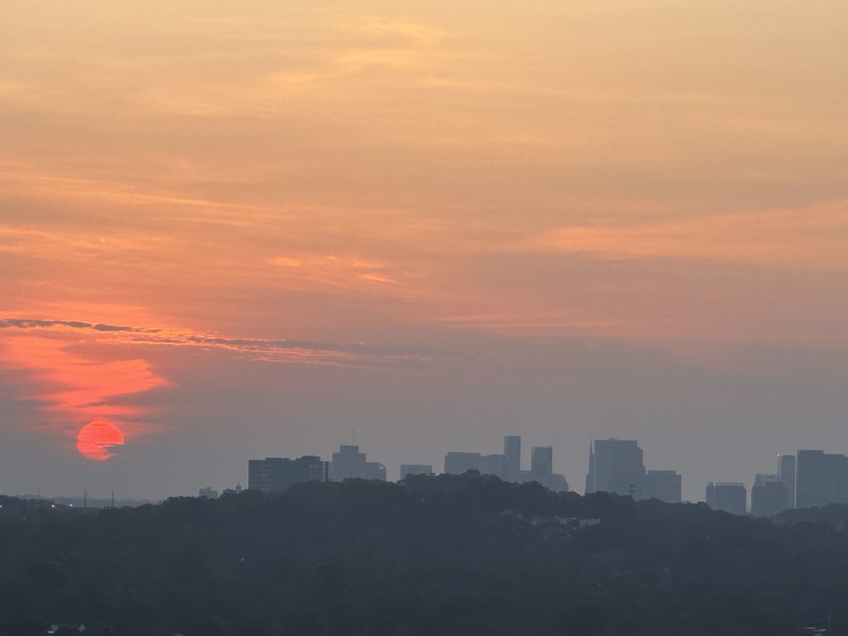 HenryRothenberg's tweet image. HAZY SUNRISE over @visitmusiccity this Sunday morning!
📸Mark Tanzer
@NC5 #Nashville #sunrise #NoFilter #TNwx
