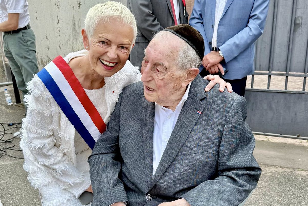 KlinkertBrigitt's tweet image. Ce 20 juillet à Colmar, hommage aux victimes des crimes racistes et antisémites de l’État français, et aux Justes de France.
Émotion lors du Kaddish prononcé par M. René Banner, 101 ans.
Ne jamais oublier.
#DevoirDeMémoire #JustesDeFrance