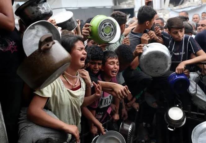 غزه کې د ډوډۍ قحطي نړۍ کې د انسانیت د قحطۍ له امله ده؛ غزه کې دوه ملیونه انسانان د لوږي له امله له مرګ سره مخ دي، د اسلامي نړۍ اولویت لا اوس د یهودو او نصاراوو رضایت دی.
څه بېشرمه نړۍ سوه ؟! 
#غزه_تموت_جوعاً
#غزه_په_ولږه__کې
#غزه_در_گرسنگی
#GazaStarving
#GazaGenocide