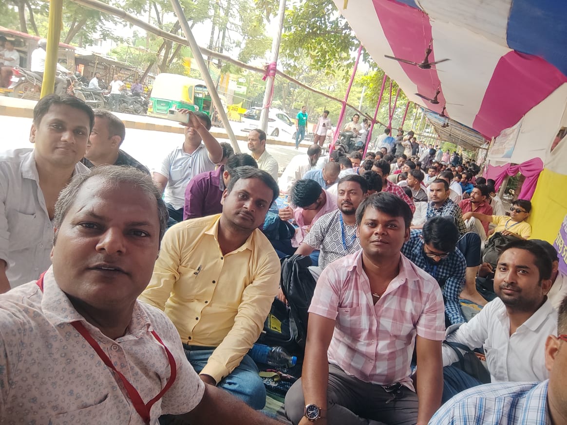 deounion's tweet image. आज हड़ताल के #चार_दिन बावजूद भी सरकार द्वारा कोई ठोस कदम नहीं उठाया गया। इस प्रकार की निष्क्रिय, नाकामयाब, नजर अंदाज करने वाली सरकार इन #Beltron कर्मियों की धैर्य की परीक्षा ना ले। सचिवालय से लेकर पंचायत कार्यालय तक के सिस्टम को शटडाउन कर दिया गया है। @NitishKumar @Jduonline