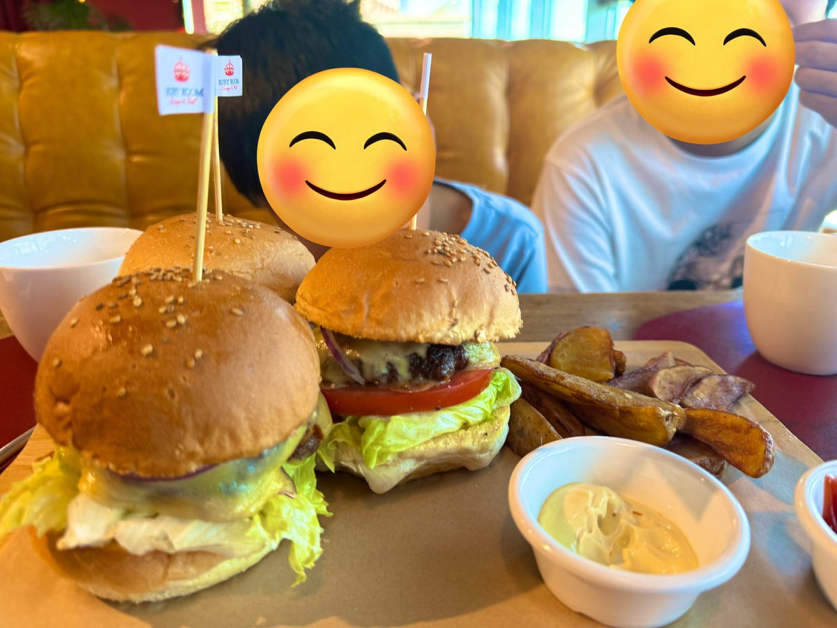 Нөхдүүдийн бургер идэх хүслийг гүйцээв.