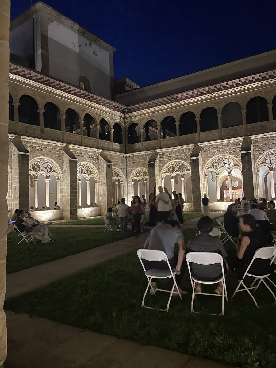 KristinaZA's tweet image. Atzo #SanTelmoGaua. Espektakularrak Serten margoak eta ikusgarrie ere Jaime de Los Rios-ek museorako egindako “GEOMETRÍA SECRETA PARA UN JARDÍN ILUSTRADO” obra. Landareak eta proiekzioa