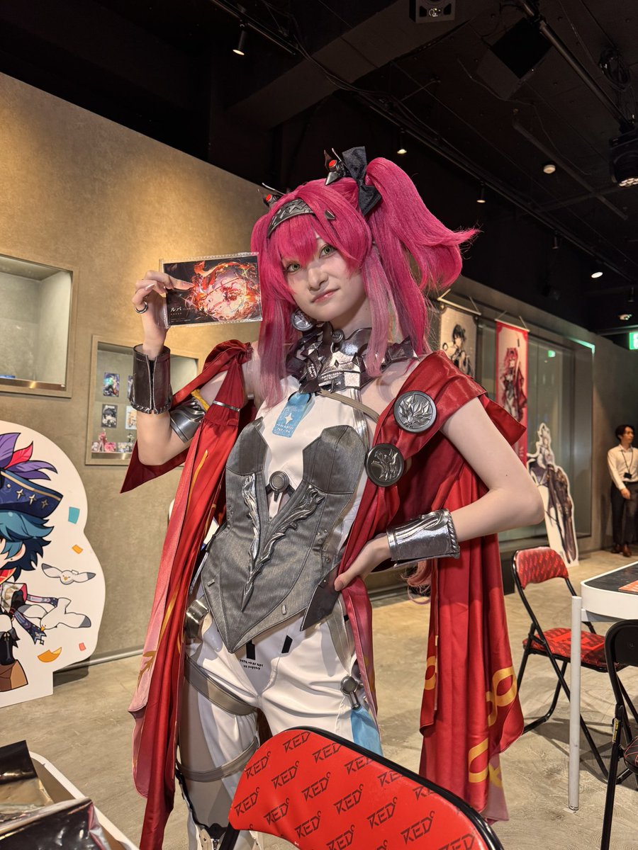 zeroeighm's tweet image. ポストカードを並べて撮ってたところに、レイヤーさんが近づいてきてくれて、
ルパのポストカードもってもらって撮影させてくれました📸
#鳴潮東京タワーコラボ
#鳴潮