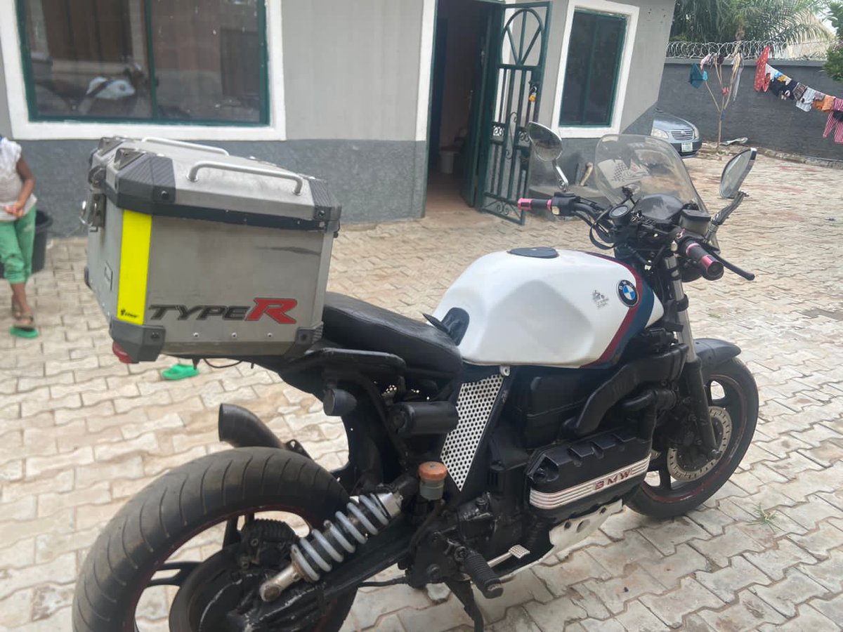 hope_drifter's tweet photo. 🏍️ BMW K100 (Cafe Racer).
⚙️1000cc
🇳🇬Used (well maintained)
💰2.5M

📍Lafia, Nassarawa. https://t.co/qBRUQ0kSBO