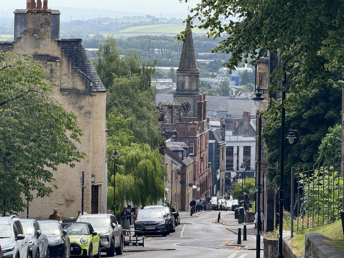 Wishing everyone a peaceful Sunday and a smooth week ahead. 🙏

Sharing a few street and landscape shots of #Stirling. So much beautiful architecture, Scottish history and stunning hill views to admire in this city! 😍

#Scotland #landscapephotography #streetphotography