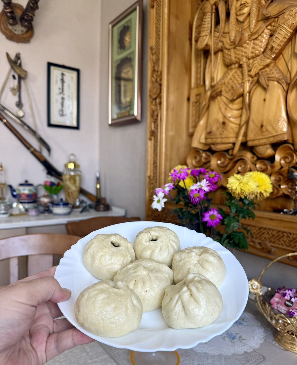 Ээжийн хийсэн мантуун бууз янзын сайхаан сайхан.😋 Аль дээрээс захиалга өгсөн нилээд удаж өнөөдөр л хийж өглөө жууцай хийсэн илүү гоё болж.