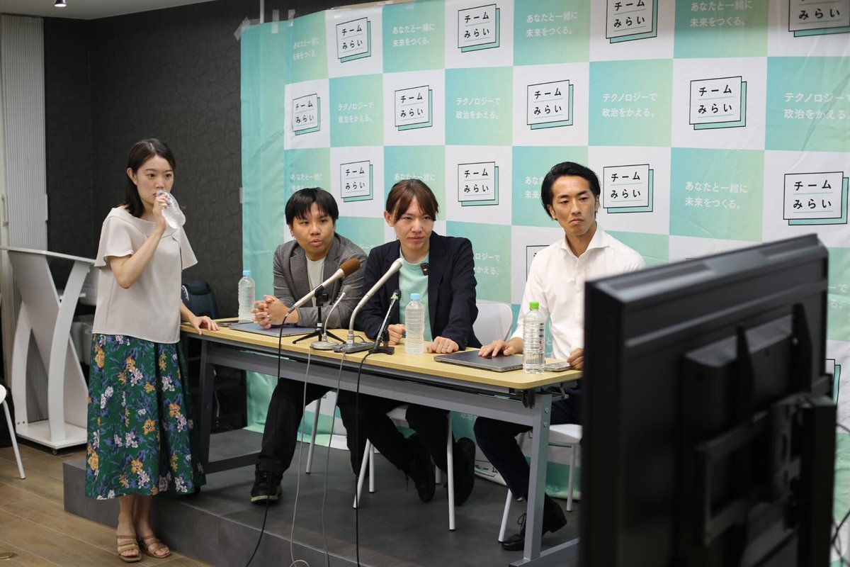開票速報を見守る会場の様子です 当選確実が出た歓喜の瞬間です！応援
