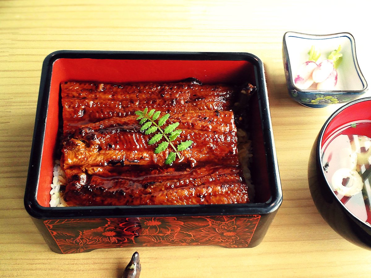 オルクセン王国南部
アスカニア国境に近い小さな湖は
山からの栄養豊かな水が流れ込み
非常に大きなうなぎが獲れるとかなんとか
#オルクセン飯