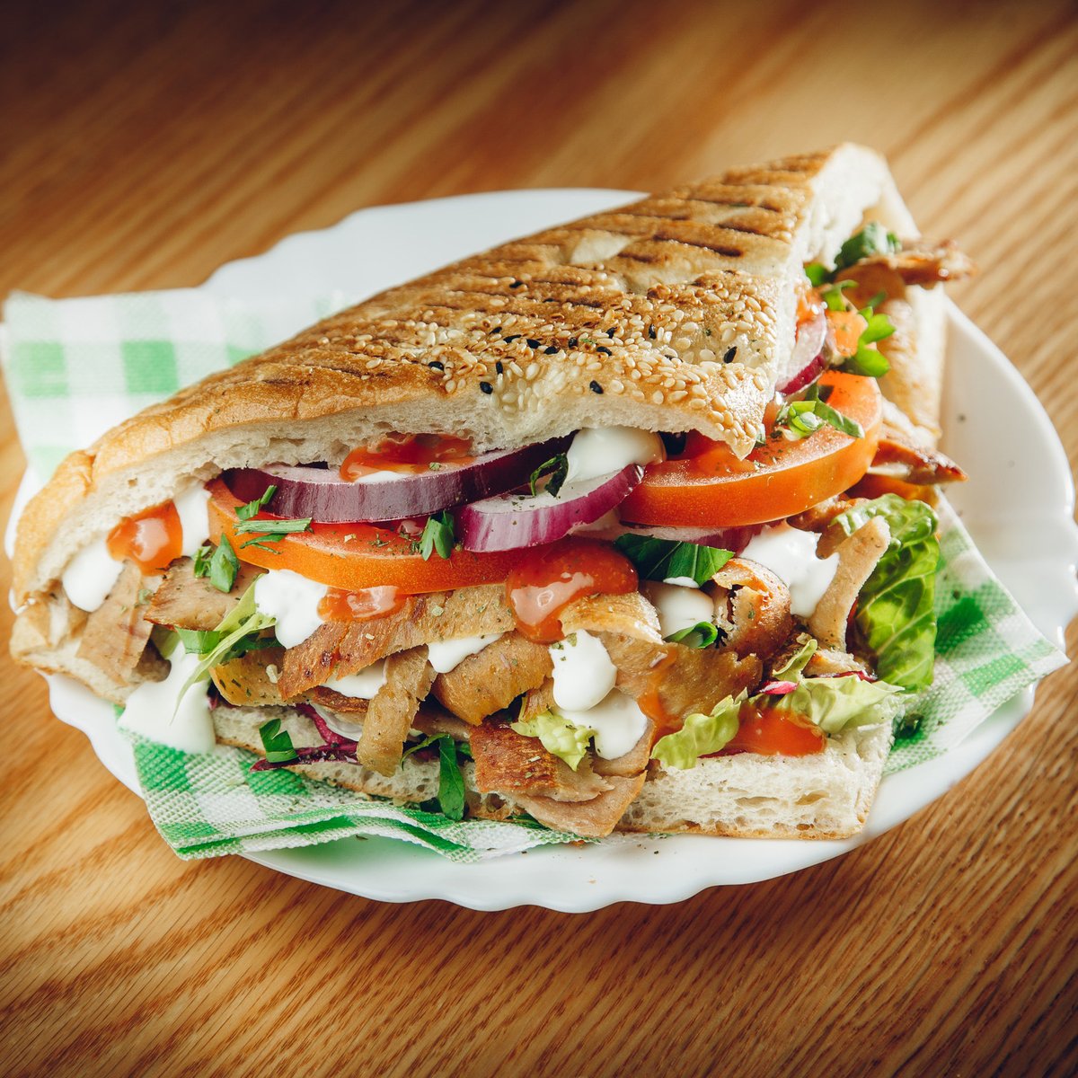 hagov_berlin's tweet image. En Berlin es muy común que cuando abre un nuevo döner (la comida rapida favorita de acá, ver foto) festejan la inauguración vendiendo bien bien barato.
Hoy inauguraron uno nuevo y estan vendiendo a 1 CENTAVO de euro y obviamente hay cola 😆