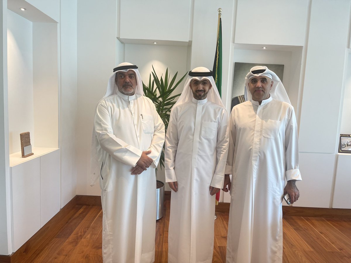abo_mishary_kuw's tweet photo. تم مقابلة نائب رئيس المجلس البلدي
السيد خالد مفلح المطيري 
ومدير عام بلدية الكويت المهندسه منال العصفور 
وتناولنا استعجال تحويل للمجلس البلدي معاملة مداخل المنطقه
وموعد افتتاح مركز بلدية #جنوب_عبدالله_المبارك
اللذي أفادا بانتظار طرح المناقصة تمهيدا لمباشرة المركز لاعماله https://t.co/8zU0D0BBWJ