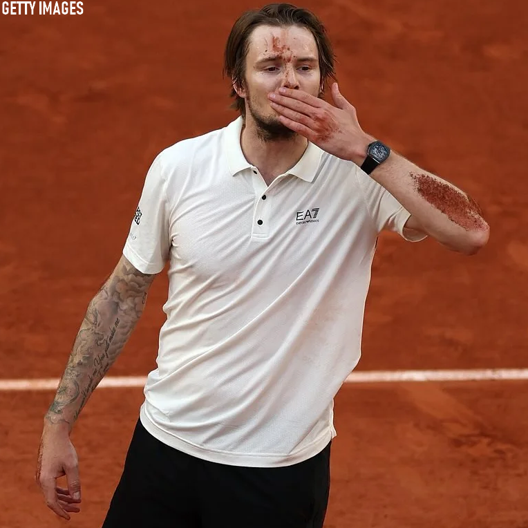 JeuSetMaths's tweet image. 📊 Alexander Bublik 🇰🇿 sur terre battue 🧱 (circuits ATP et Challengers) :
🗓️ Jusqu'à mi-mai 2025
▪️ 52 tournois disputés
▪️ N'avait JAMAIS remporté 4 matchs consécutifs
➡️ 40 victoires, 53 défaites
↪️ Soit 43% de victoires
🗓️ Depuis mi-mai 2025
▪️ 4 tournois disputés :
🇮🇹…