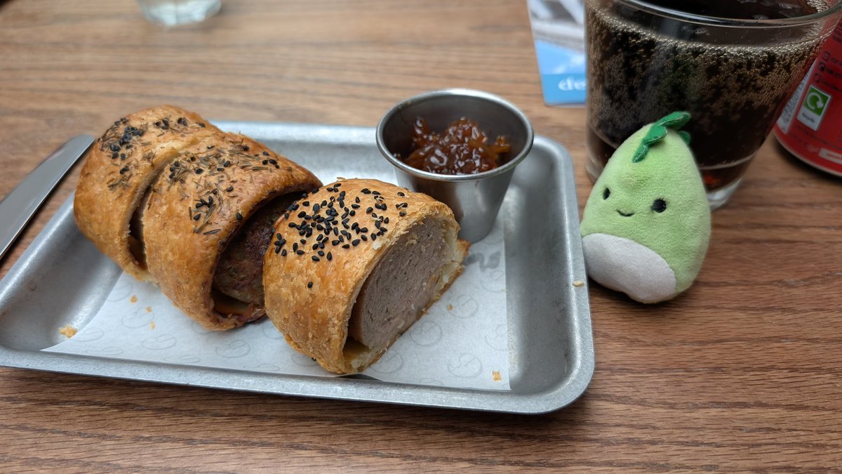 MiniTeenyShteve's tweet photo. mini Shteve was not expecting the sausage roll to be taller than him https://t.co/zKiuMvIIeS