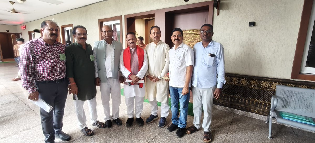 devendrakorba's tweet photo. छत्तीसगढ़ विधानसभा के मानसून सत्र के अंतिम दिन 18 जुलाई को विधानसभा अध्यक्ष डॉ रमन सिंह जी से सौजन्य मुलाकात हुई। इस दौरान क्षेत्र के कार्यकर्ता भाई भी साथ रहे, जिन्हें विधानसभा की कार्यवाई देखने का अवसर प्राप्त हुआ।

@drramansingh https://t.co/JcTNv8Eraz