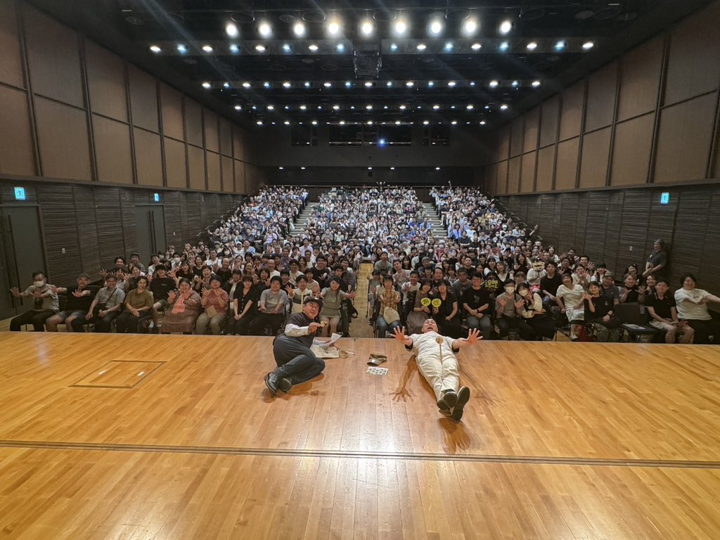 錦鯉独演会　バカの恩返し

福岡公演　ありがとうございました！！
お客様の熱気が凄かったです！
汗ダクになったので、たかしがつっこむ度にまさのりスプラッシュが炸裂しました！

来年また、お逢いしましょう！！
#錦鯉
#錦鯉独演会
#バカの恩返し
#福岡公演