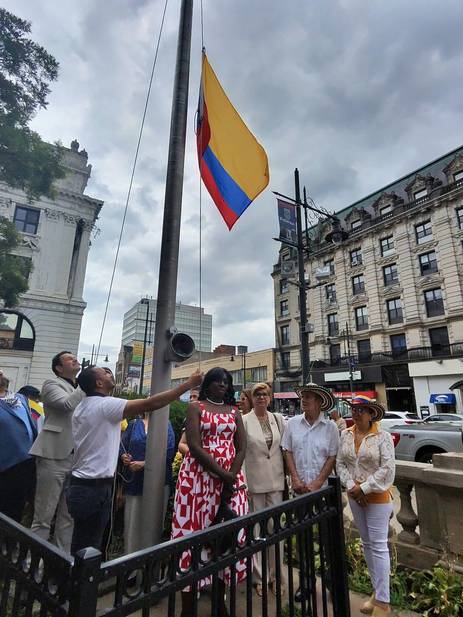 RepNellie's tweet image. Our #NJ09 neighbors really turned out in #Paterson to raise the Colombian flag in celebration of the community’s important place in the fabric of our city and state 🇺🇸 🇨🇴 🇺🇸 🇨🇴