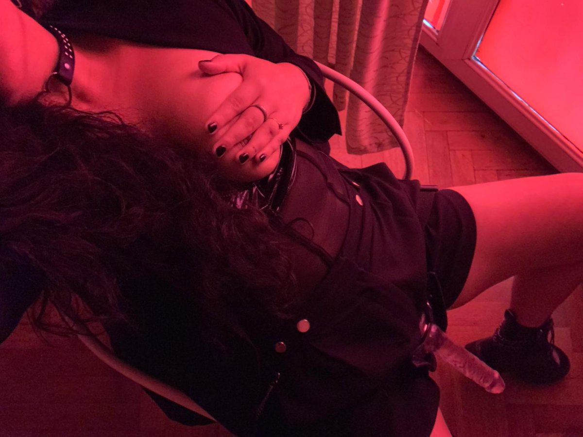 Hola de nuevo 📍Madrid 
Nueva cuenta #peggingmadrid
#femdom #svalkaeda #prodomme #footfetish #svalkaphoto #strapon