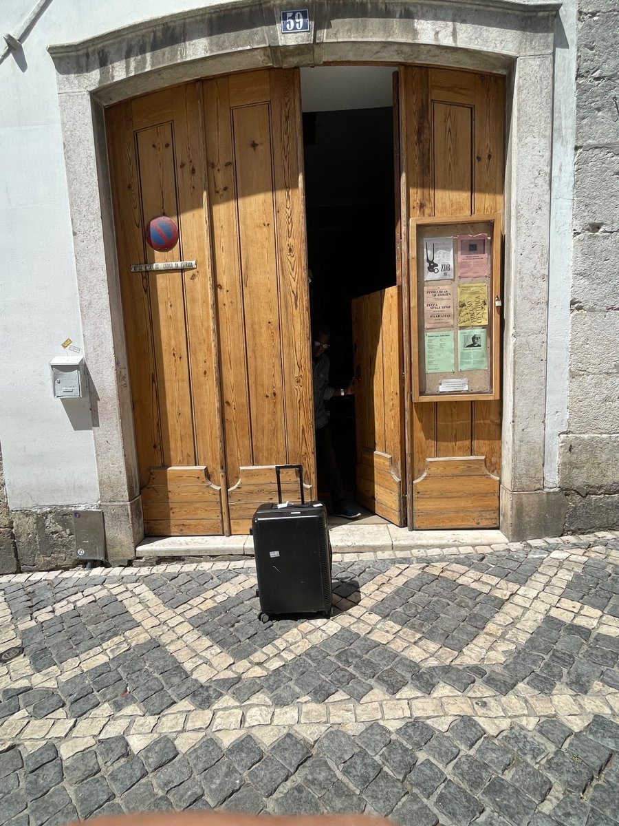 ポルトガルのZDB、BAR、本屋、ギャラリー、会場、宿が一体となっていて屋上で飲める素晴らしい場所だった。。共演のRob Mazurekさんもとても面白くて優しくかっこいい方でした。リスボンありがとうございました。
教会も多くて最高。胃腸は疲れ気味。