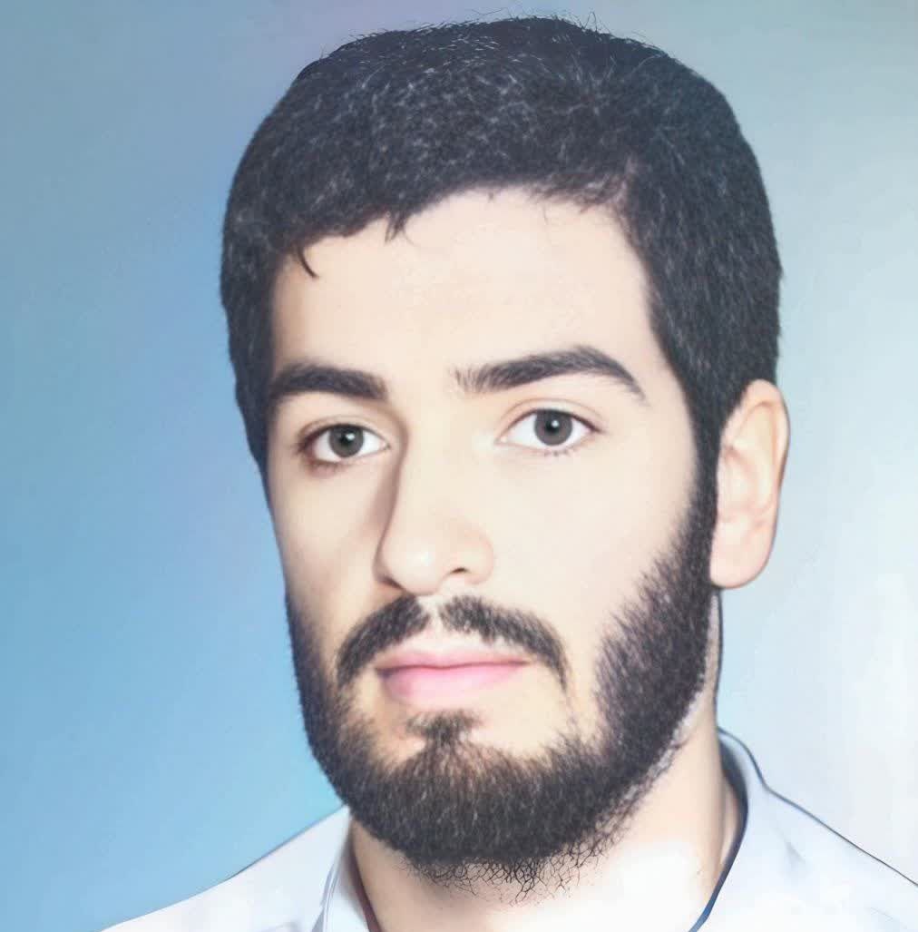 ensiehmosavi's tweet image. شهید محمد علیزاده، متولد مرداد ۱۳۴۷ در لنگرود، بسیجی و آرپیجیزن جبههها بود.
در ۲۶ دی ۱۳۶۵، در شلمچه و عملیات کربلای ۵، با اصابت ترکش به سر، به شهادت رسید.
پیکرش در گلزار شهدای زادگاهش آرام گرفت