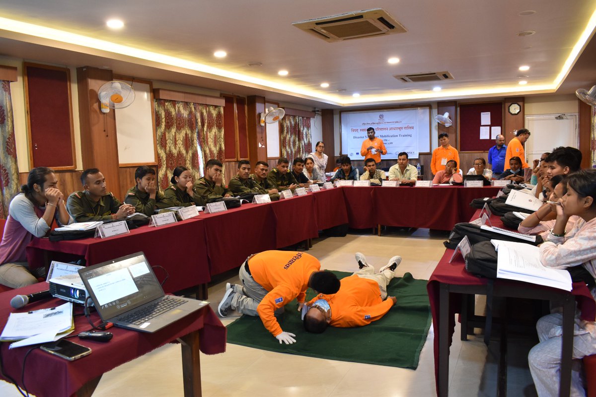 NDRRMA_Nepal's tweet image. विपद् स्वयंसेवक परिचालन आधारभूत तालिम पाठ्यक्रम, २०८१ बमोजिम सुर्खेतको वीरेन्द्रनगर नगरपालिकामा ७ दिने विपद् स्वयंसेवक परिचालन आधारभूत तालिम यही साउन २ गतेदेखि सुरु।
नगर प्रहरी, DEOC, LEOC, CDMC, महिला स्वयंसेविकाहरु, स्थानीय समाज सेवीहरू गरी २५ जनाको सहभागिता।
