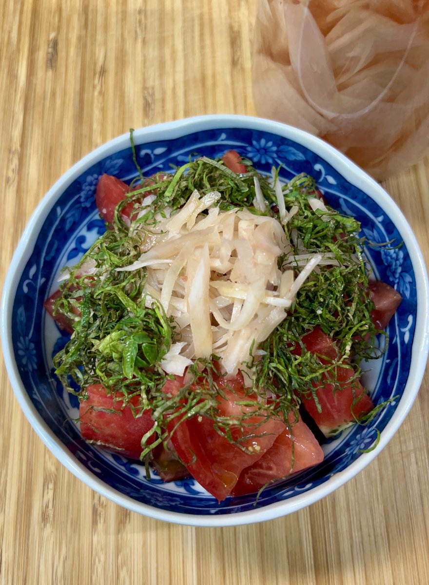 hiyokko_were's tweet image. ガリトマト(トマトとガリのサラダ)
/番茄沙拉(放上糖醋腌嫩姜)
ーーーーーー
番茄切好后,放上糖醋腌嫩姜和紫苏叶,撒点盐和橄榄油,简单番茄沙拉就做好了。
糖醋腌嫩姜是上个月就自己腌的。
糖醋腌姜:就是寿司店里常见,吃寿司时配着吃的那种姜片。
ーーーーーー…