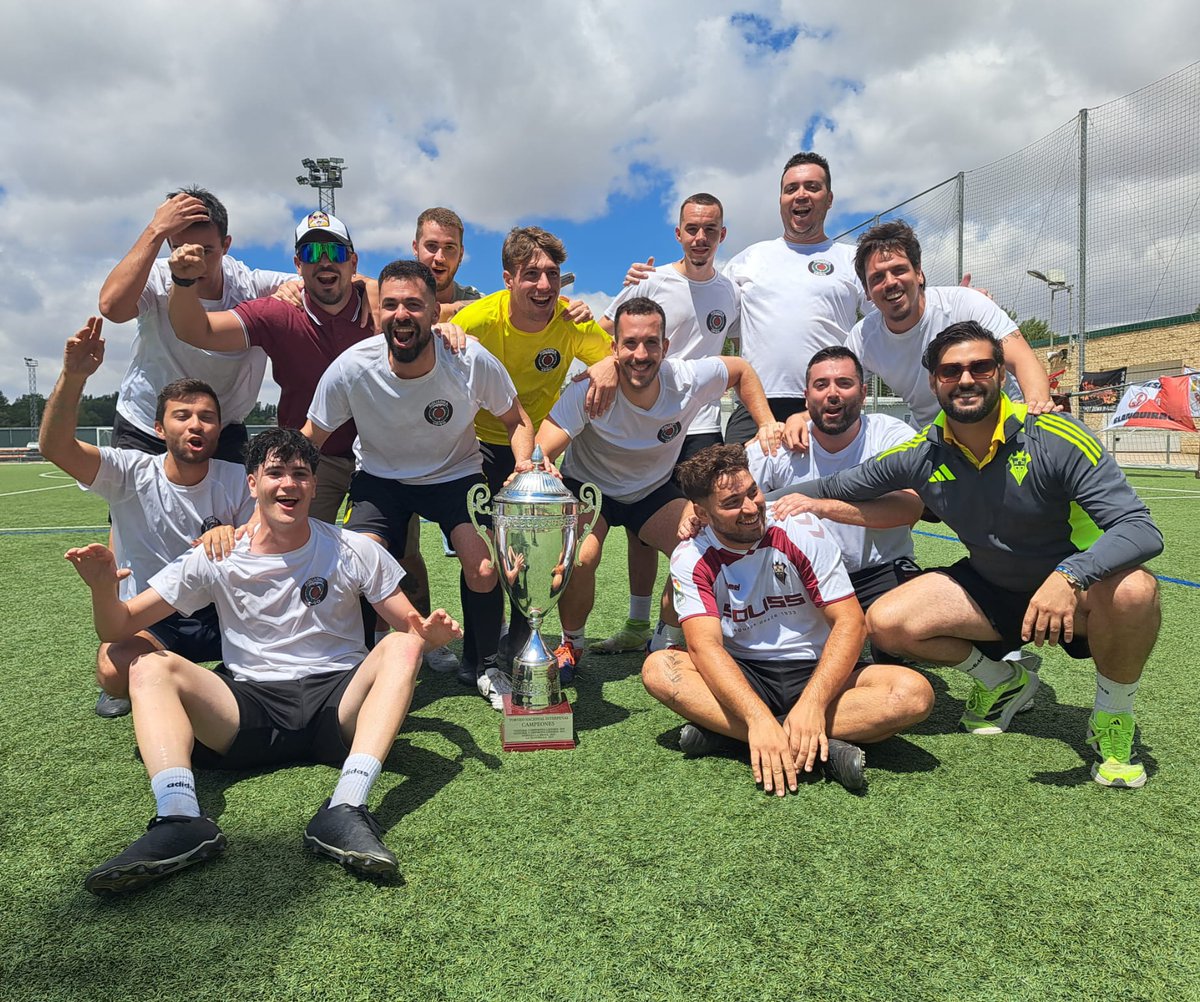 EskoziaLaBrava's tweet photo. 📢 XVI. TORNEO INTERPEÑAS

⚽¡SUBCAMPEONES!🏟️

@Squadra1940 3-1 ELB

¡Humildes en la victoria,orgullosos en la derrota!Gran torneo de nuestros titanes que tanto en el día de ayer, como el de hoy se han dejado el alma y piel sobre el césped.Zorionak a Squadra 1940 por la victoria. https://t.co/XYdbMPiS3B