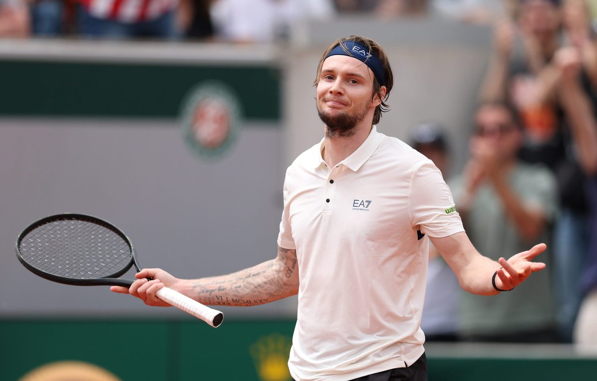 Bublik, vainqueur sur terre. Cette saison est définitivement particulière pour lui. 
Bravo