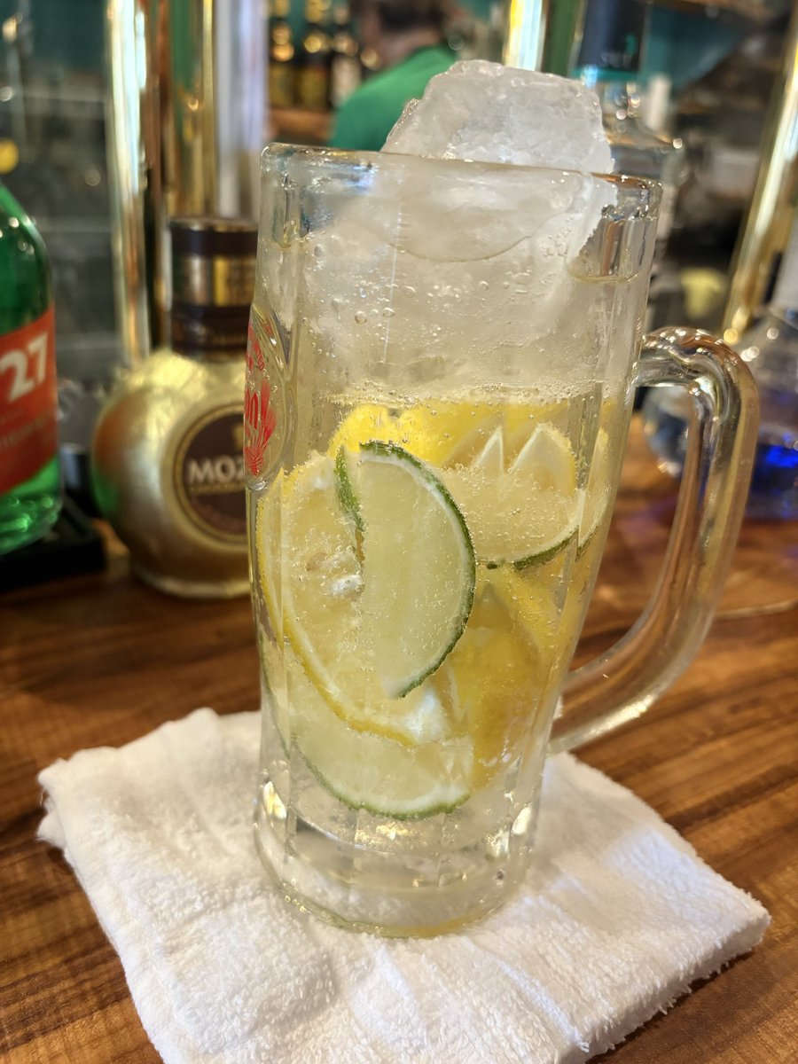 skazoo_0412's tweet photo. 究極のレモンサワー🍋
#Laria
#コザ飲み https://t.co/sIzuotVthU