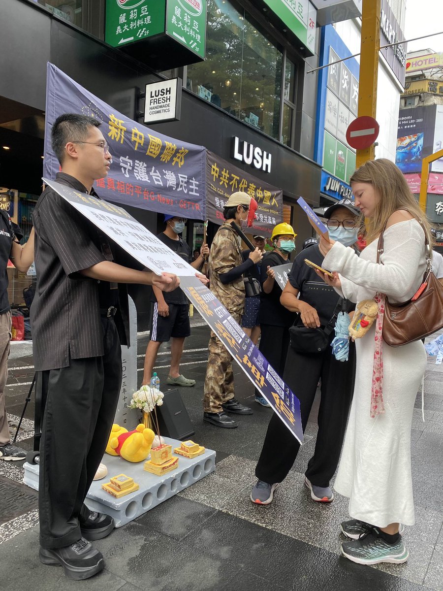 #第120週🔥 戰友們堅持上街傳播爆料革命真相！

「滅共路漫漫，我心亦長遠；
滅共路蜿蜒，我志如磐堅。」

從中共降臨世界那刻起，災難便不曾停止。數十年來，多少家庭破碎、多少靈魂含冤，從新疆、西藏、法輪功、香港，一直到台灣、美國，乃至全世界！