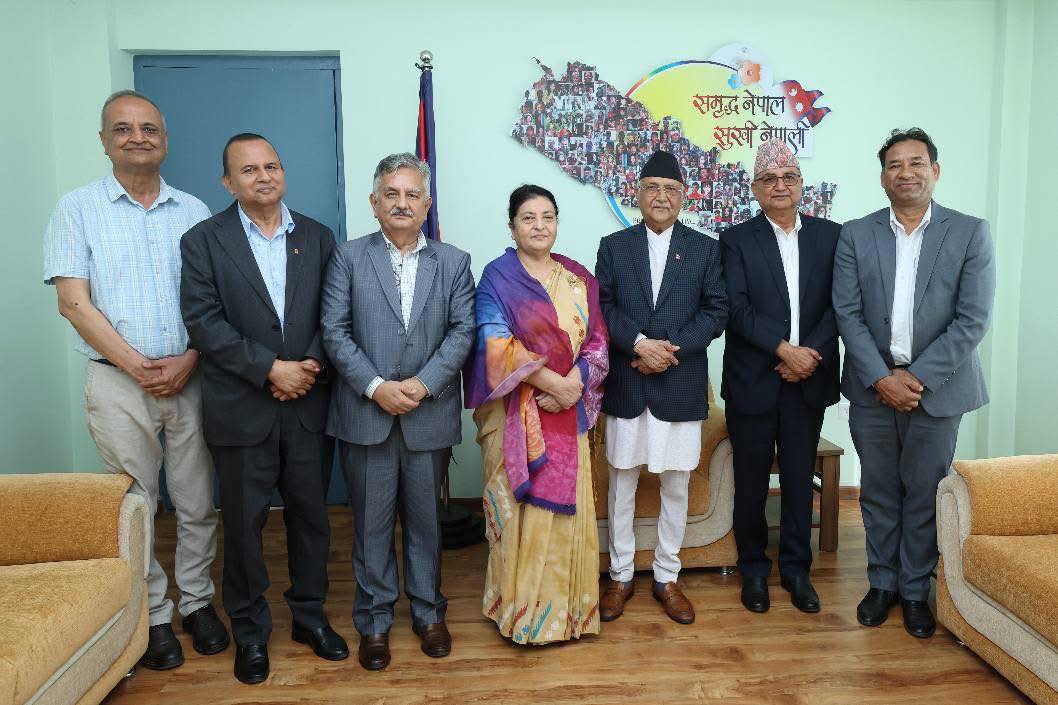ArunBaral1's tweet image. म्याच फिक्सिङको पहिलो एपिसोड !
ऊँट अब पहाडबाट तल आयो !
असार २५ गते हामीले लेखेका थियौं-
(केपी र विद्याको ‘म्याच फिक्सिङ’ : बम पड्किने आश नगरे हुन्छ : ओली)
khabarhub.com/2025/09/817437/