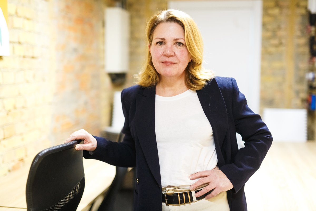 1/ 🧵 "Bring your military tech to Ukraine. Let it fail. Don't be afraid to say, 'I brought my stuff to Ukraine and it failed, but we stayed and learned ... and now it is that much better.'"

American investor Deborah Fairlamb says what many Western firms won't admit. 🧵 ⤵️