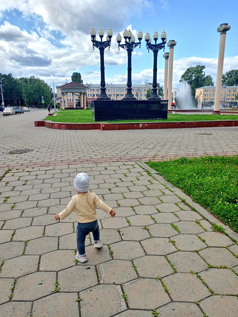MadWindzor's tweet image. Гуляли сегодня, нравятся фотографии)
Я простудилась:больно говорить и глотать, температурю, голова чугунная.